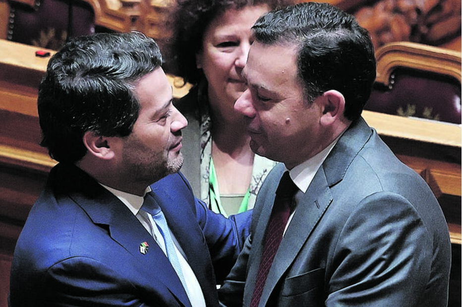 André Ventura e Luís Montenegro no início da sessão