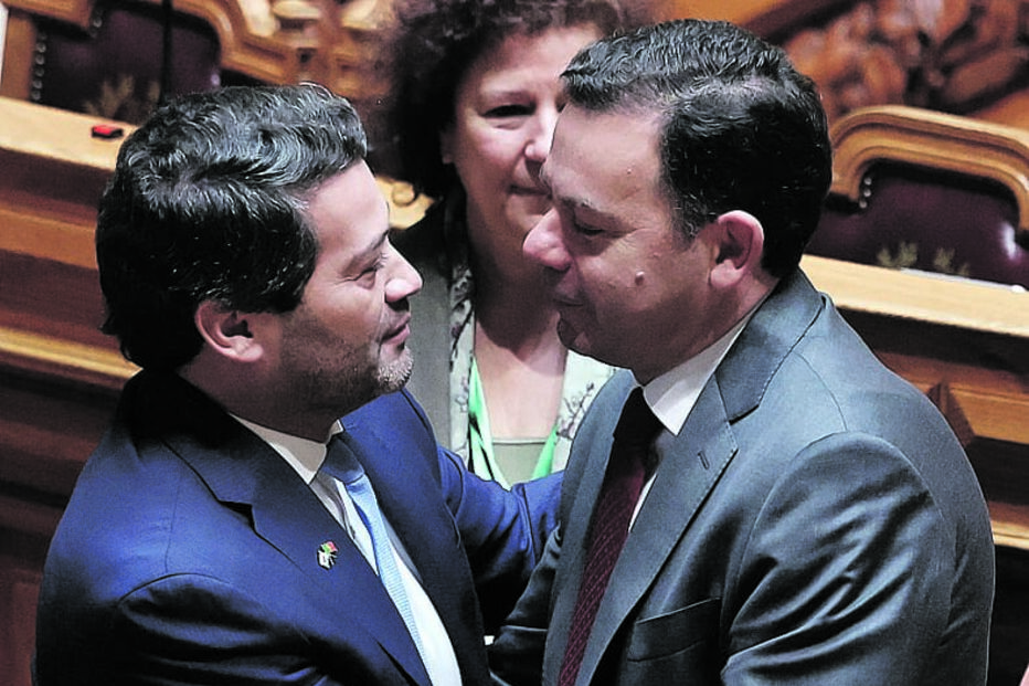 André Ventura e Luís Montenegro no início da sessão