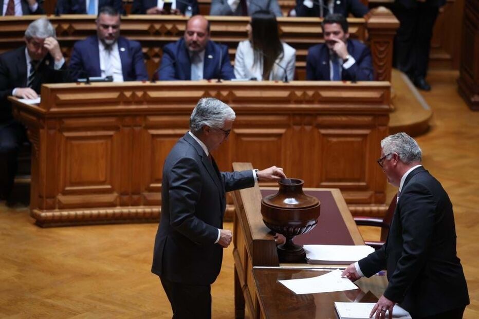 Aguiar-Branco na primeira votação 