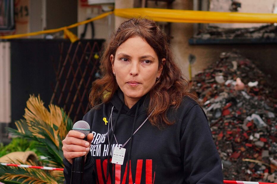 Amit Soussana fala com a imprensa em frente à sua casa destruída no Kibutz Kfar Aza, em Israel