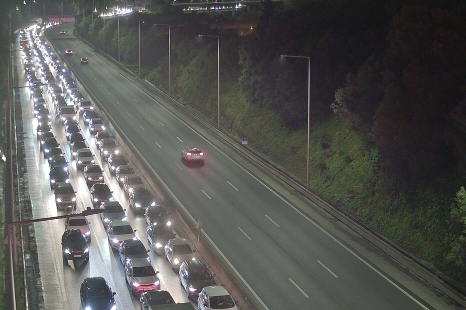 Camião de mercadorias tomba na Ponte 25 de Abril no sentido Norte-Sul