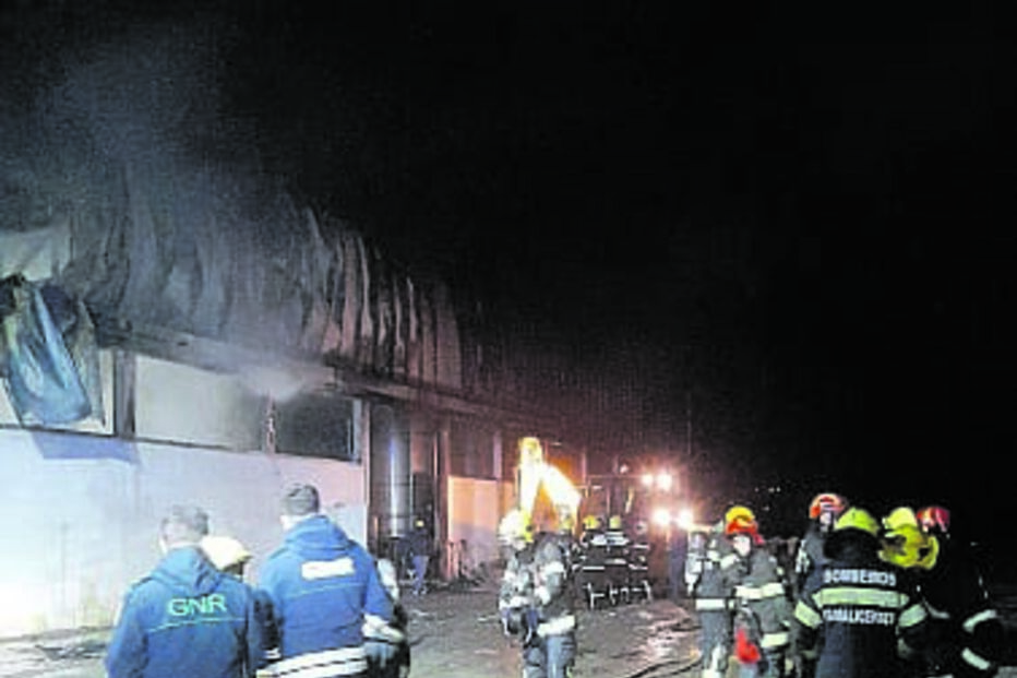 Mais de 40 bombeiros combateram as chamas