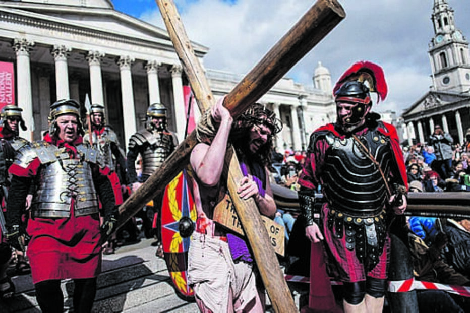 Inglaterra. Milhares de pessoas assistiram à recriação da Via-Sacra nas ruas de Londres