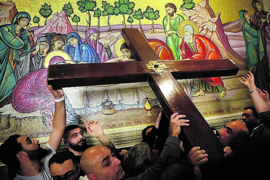 Jerusalém. Apesar das dificuldades impostas pela guerra, a Cidade Santa não deixou de celebrar a crucificação de Cristo