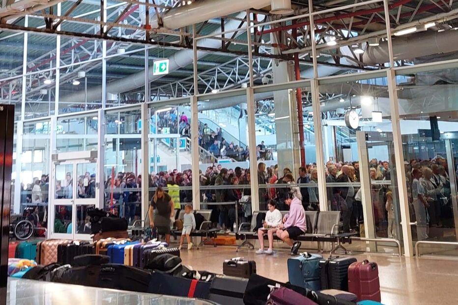 Aeroporto de Faro com enchentes de passageiros nas chegadas