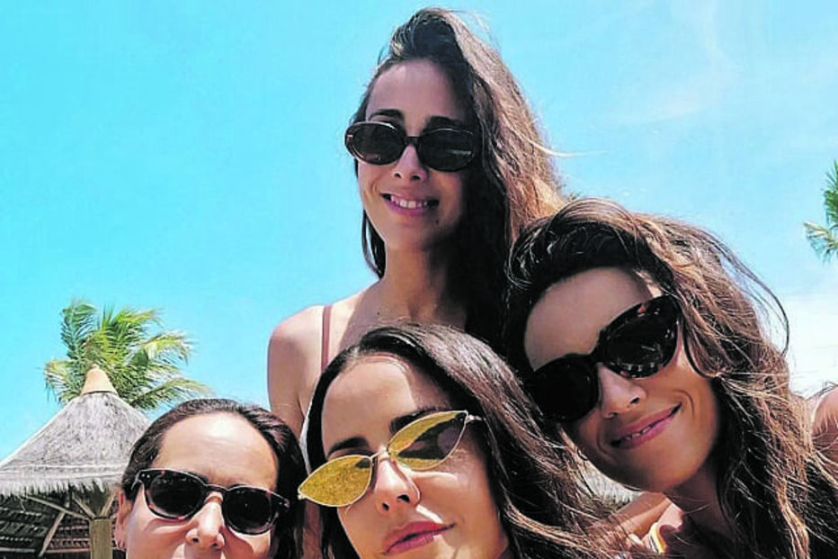 Carolina Patrocínio, irmãs e a mãe