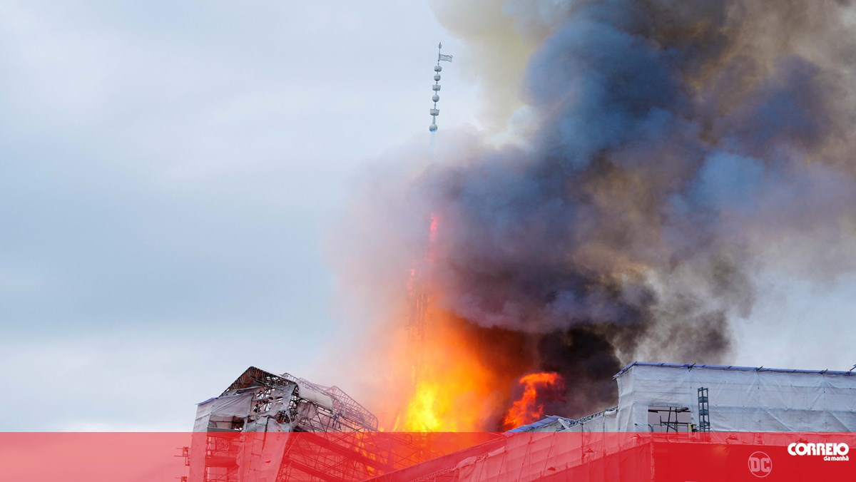 "Situação instável" na antiga Bolsa de Copenhaga três dias após incêndio