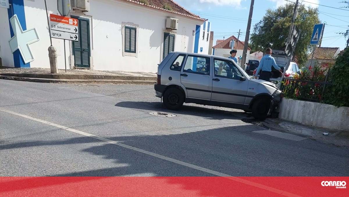 Dupla embate com carro contra muro ao fugir da GNR em Mafra