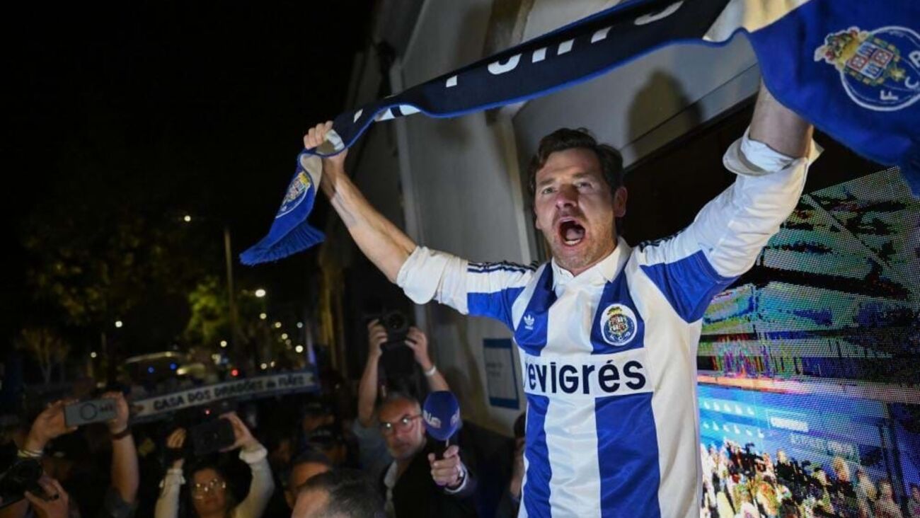 André Villas-Boas celebra vestido a rigor a vitória na sede de campanha