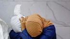 Fotografia do ano do World Press Photo retrata palestiniana abraçada à sobrinha morta por míssil israelita