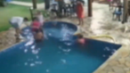 Noiva cai na piscina e morre no dia do casamento no Brasil. Momento foi captado pelas câmaras de videovigilância