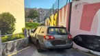 Jovem condutor foge à polícia a alta velocidade, choca contra muro e tenta escapar a pé em Matosinhos