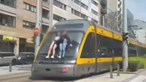 Jovens penduradas na parte exterior do metro arriscam a vida no Porto