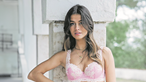 Luisinha Oliveira dá as boas-vindas à primavera em lingerie 