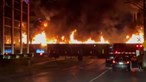 Imagens impressionantes mostram comboio em chamas a atravessar cidade no Canadá