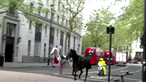 Quatro feridos e viaturas danificadas: Cavalos à solta nas ruas de Londres semeiam o pânico