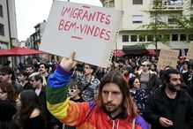 Centenas de pessoas unem-se no Porto contra o fascismo e solidárias com imigrantes 