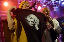 Salif Keita com José da Silva e camisola de Cesária Évora
