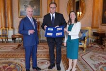 As primeiras notas com o rosto de Carlos III foram apresentadas ao monarca pelo governador do Banco de Inglaterra, Andrew Bailey, e por Sarah John, diretora executiva do banco