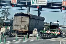 Camião embate contra portagens na A2 em Coina