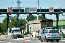 Camião embate contra portagens na A2 em Coina