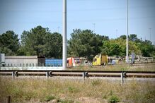 Camião embate contra portagens na A2 em Coina