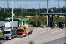 Camião embate contra portagens na A2 em Coina