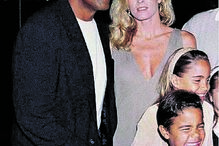 O. J. Simpson com Nicole Brown e os filhos