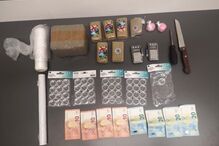 Jovem de 25 anos escondia droga dentro de cofre pregado ao chão que dizia 