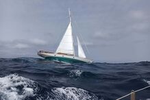 Marinha coordena resgate de 7 pessoas a bordo do veleiro na ilha do Pico