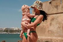 Sara Salgado com a bebé Vera, que foi pela primeira vez à praia 