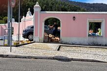 Carro atravessa parede de parque de estacionamento do Aldi de Sintra