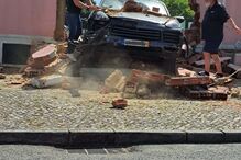 Carro atravessa parede de parque de estacionamento do Aldi de Sintra