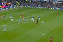 Beto cai inanimado após choque de cabeças