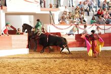 O cavaleiro Luís Rouxinol conseguiu evitar que o touro escapasse da praça