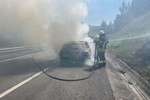Carro destruído pelas chamas em Arcos de Valdevez 