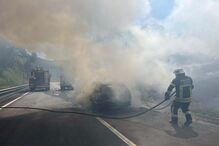 Carro destruído pelas chamas em Arcos de Valdevez 