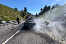 Carro destruído pelas chamas em Arcos de Valdevez 