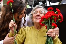 Celeste recria um dos momentos mais famosos do 25 de Abril e volta a dar cravos às espingardas