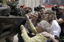 Celeste recria um dos momentos mais famosos do 25 de Abril e volta a dar cravos às espingardas