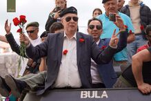 Celeste recria um dos momentos mais famosos do 25 de Abril e volta a dar cravos às espingardas