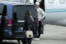 Margarida Corceiro à espera de Lando Norris no aeroporto 