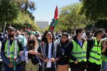 Estudantes pró-Palestina acampados em Los Angeles enfrentam contra protestos