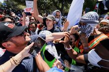 Estudantes pró-Palestina acampados em Los Angeles enfrentam contra protestos