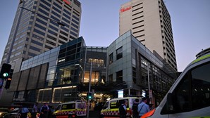Médico descreve momentos angustiantes após receber no hospital vítimas do ataque a centro comercial em Sidney
