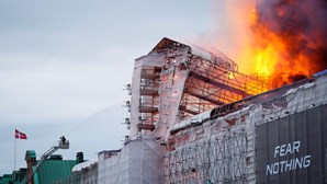 Bombeiros admitem que fachada da antiga Bolsa de Valores de Copenhaga pode cair após incêndio