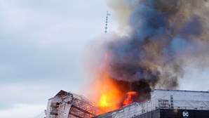 "Situação instável" na antiga Bolsa de Copenhaga três dias após incêndio