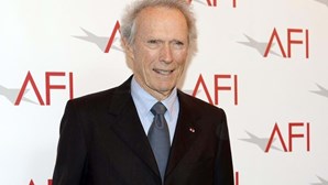 Aos 93 anos, Clint Eastwood aparece irreconhecível