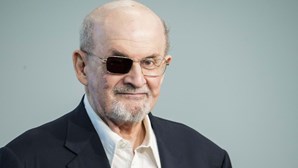 Salman Rushdie lança livro e vem a Portugal