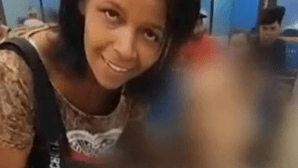 Mulher filmada a levar tio morto em cadeira de rodas ao banco para fazer empréstimo no Brasil
